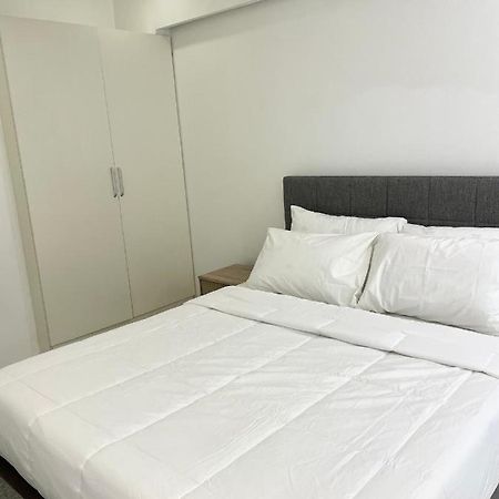 Burgundy Guest Suite Manila Exterior foto