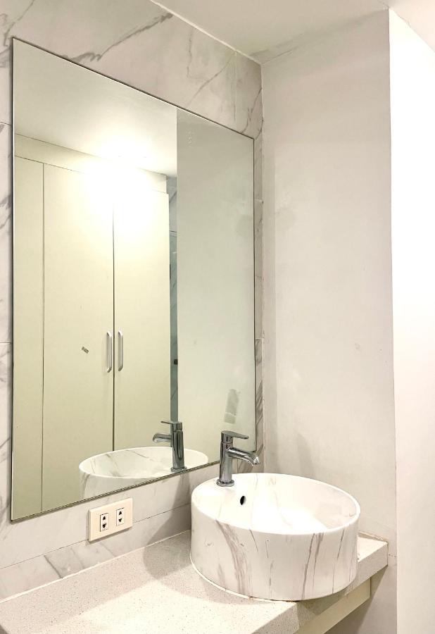 Burgundy Guest Suite Manila Exterior foto